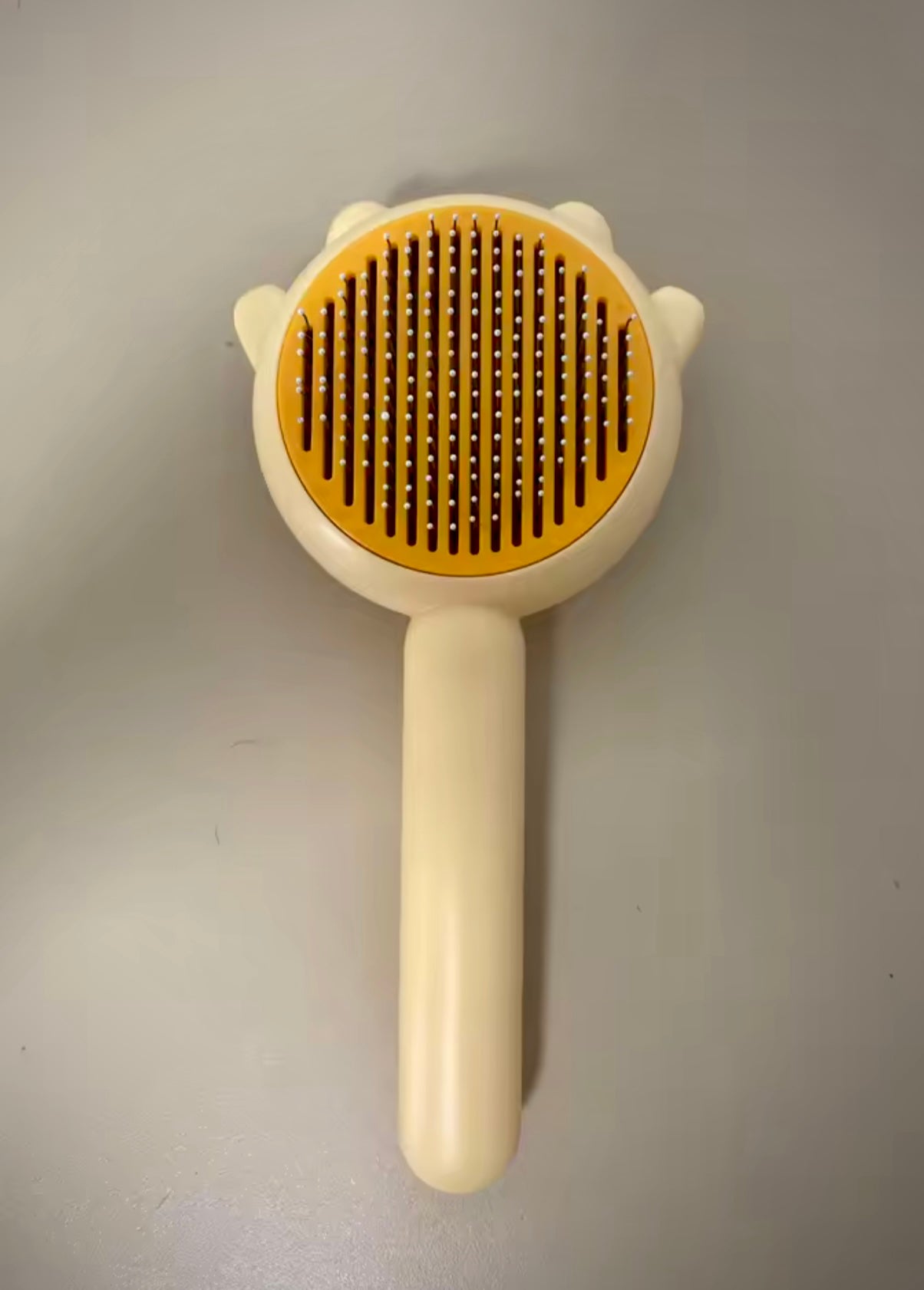 Brosse Magique Autonettoyante : Dites Adieu aux Poils Partout en un Seul Clic !